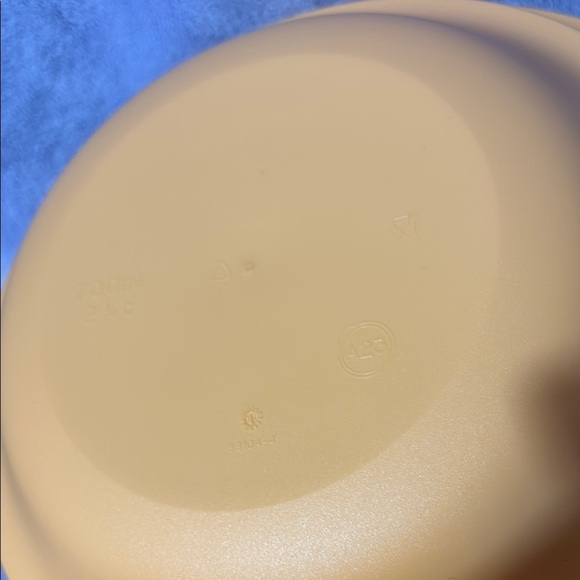 Set of Yellow Tupperware Plates - Picture 3 of 6